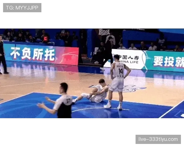 篮球规则解析：手球与脚踢球的判定标准详解
